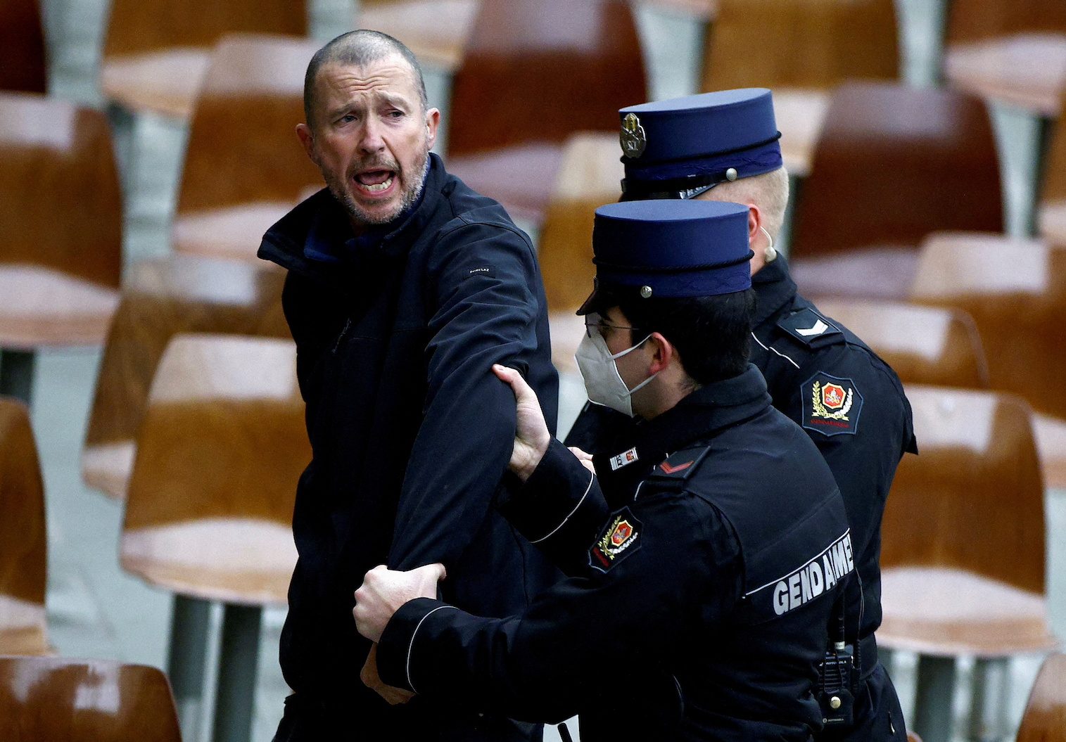 Shouting man interrupts papal audience, taken away by police