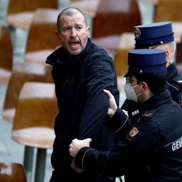 Shouting man interrupts papal audience, taken away by police
