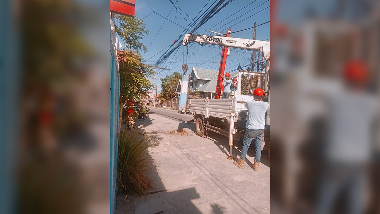 Commuters, residents relieved as crew clear dangerous pole on Pampanga road