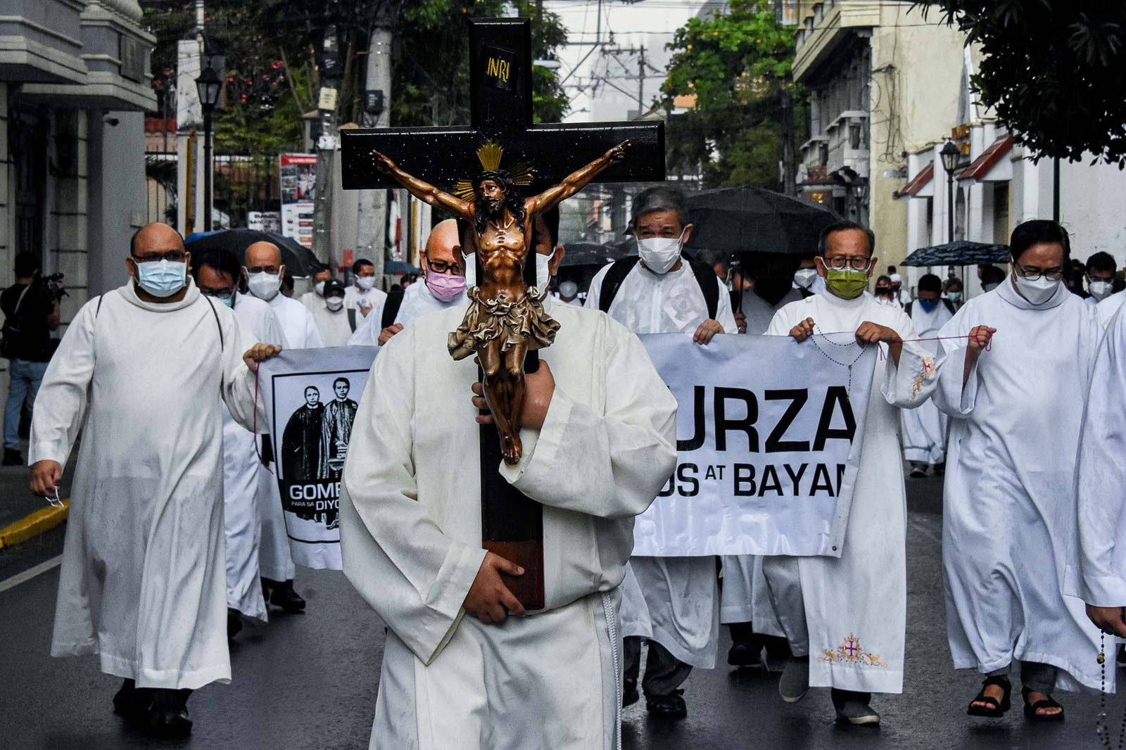 Remembering Gomburza: Priests hold penitential walk to pray for voters