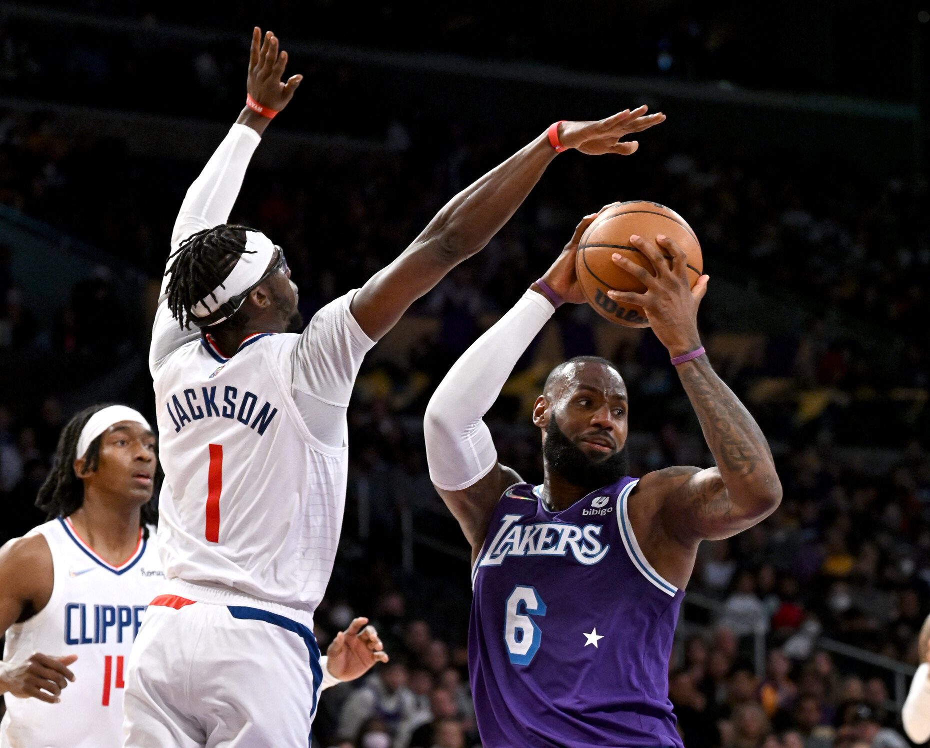 Clippers stun Lakers again in wild finish