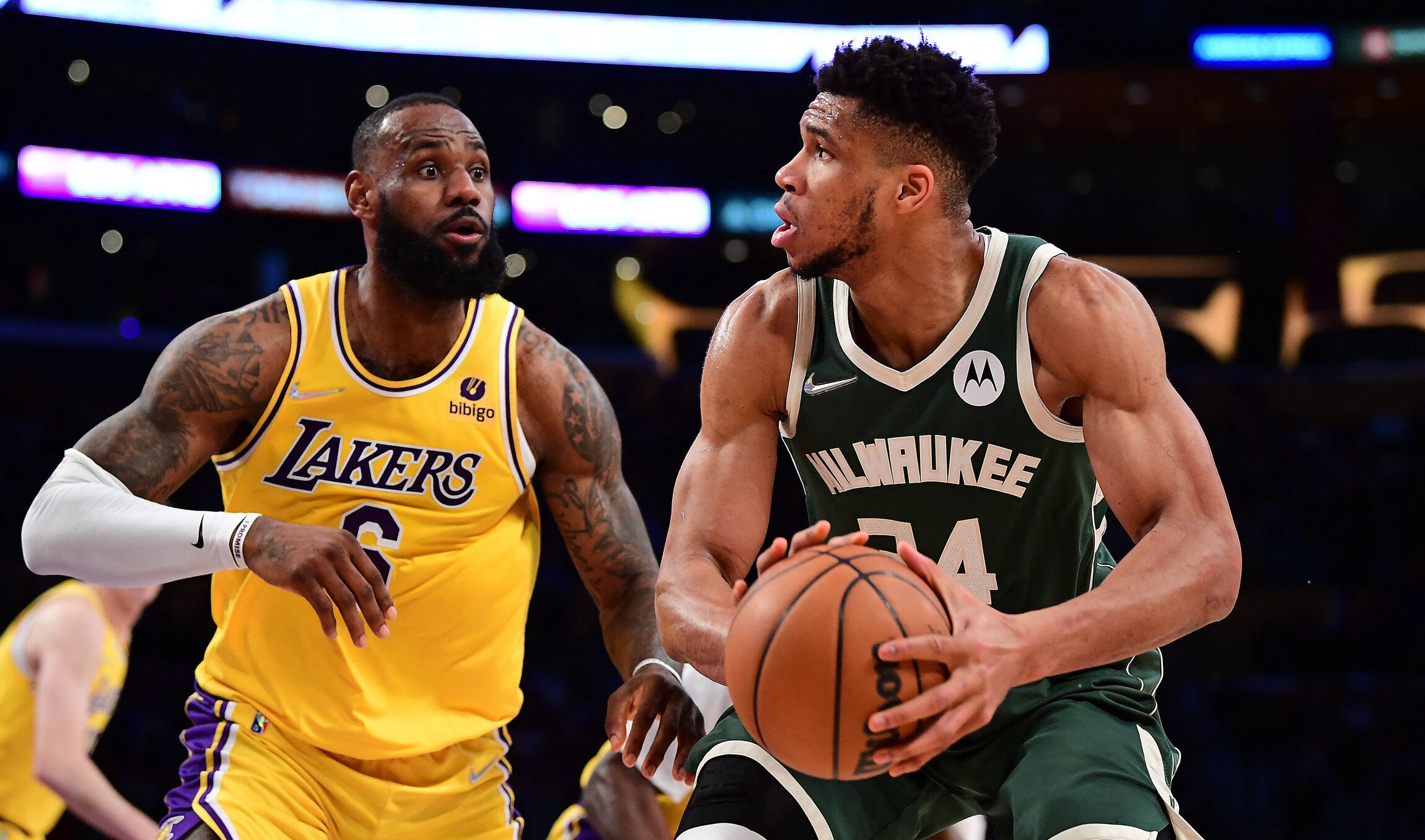 Giannis Antetokounmpo pours in 44 as Bucks dominate Lakers