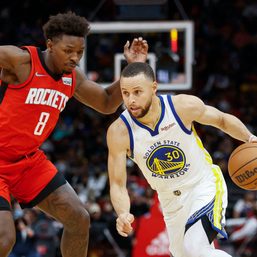Curry heats up as Warriors extend Rockets’ home skid