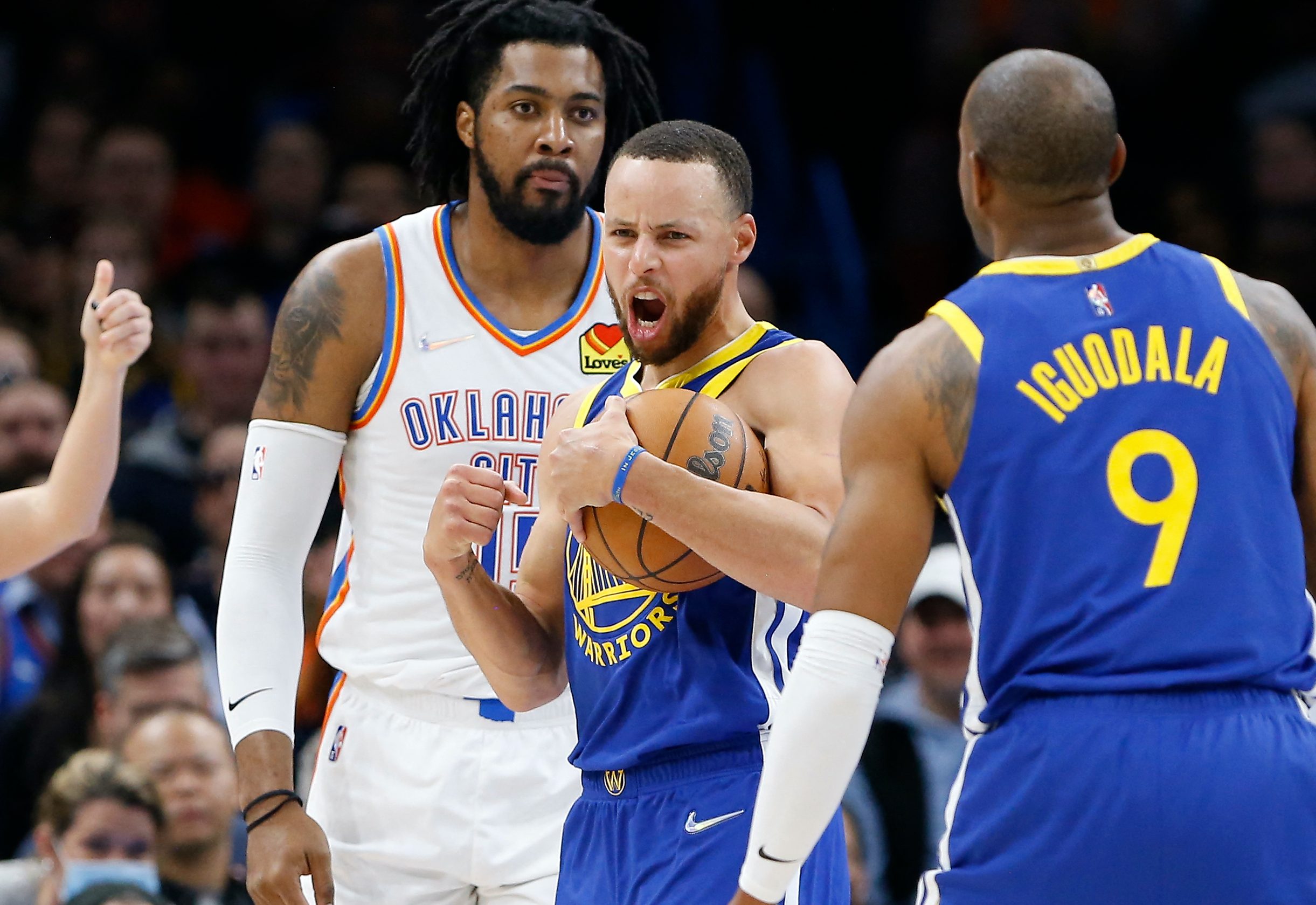 Warriors wallop Thunder for 9th straight win