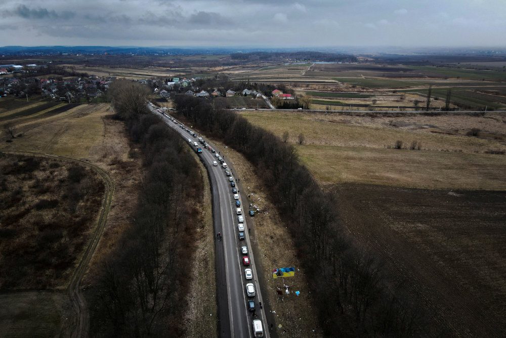 Stuck for days in their cars, Ukrainians wait to flee