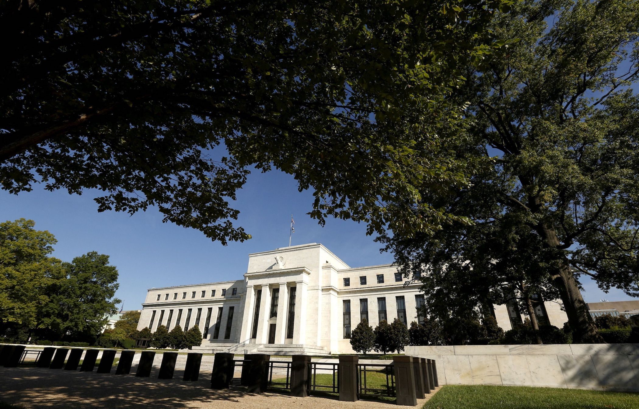Fed’s quandary: Can the economy keep motoring and inflation fall?