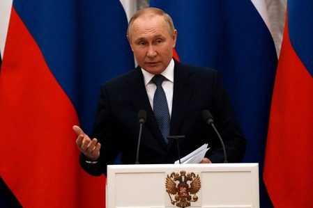 Kremlin watchers detect signs Putin wants to defuse Ukraine crisis