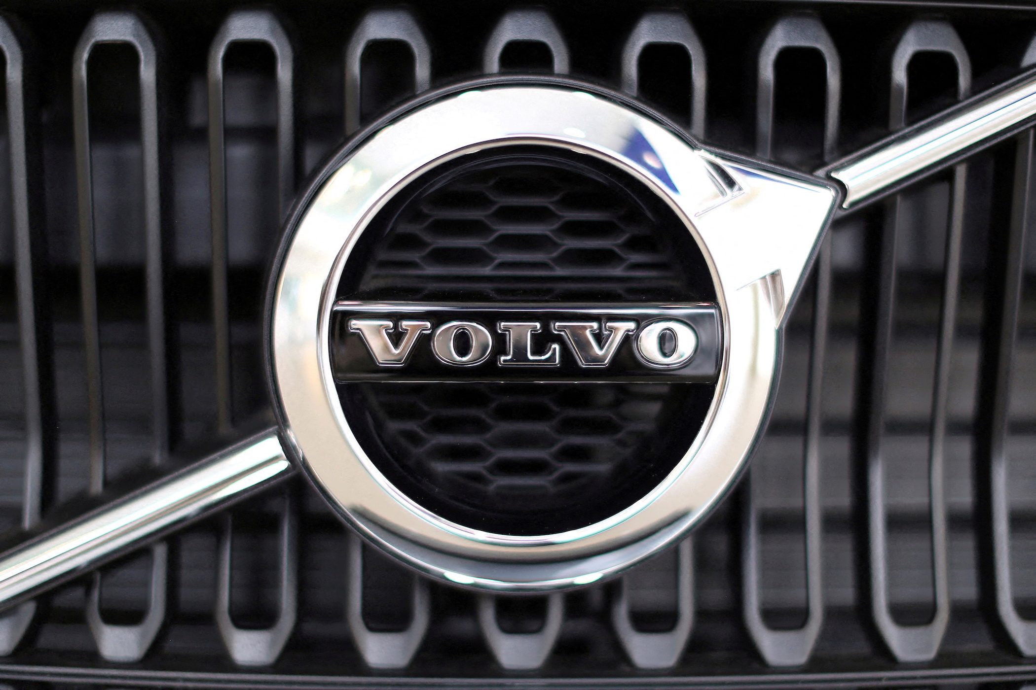 As sanctions bite, Volvo suspends car shipments to Russia