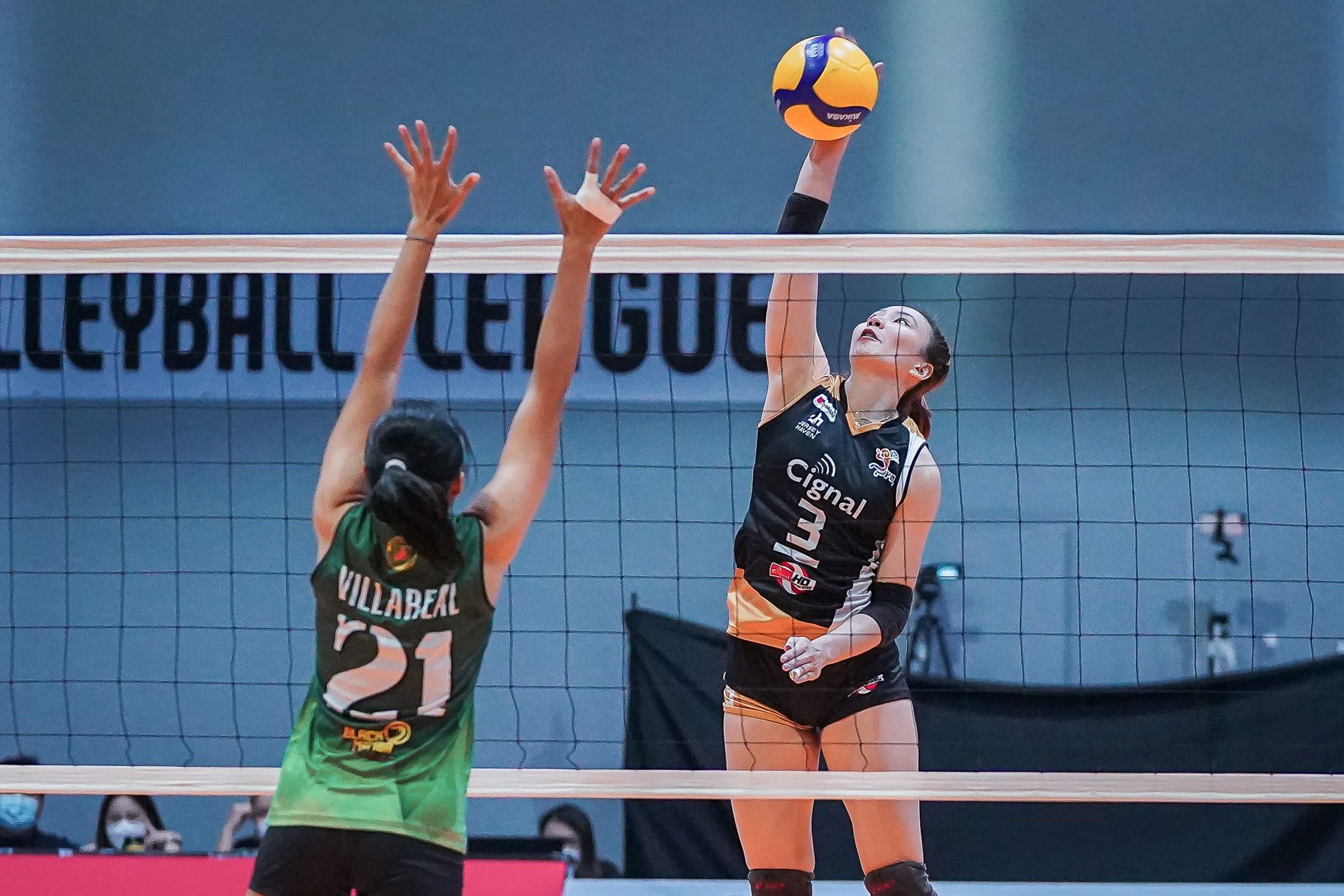 Daquis records triple-double as playoff-bound Cignal completes PVL Pool A sweep