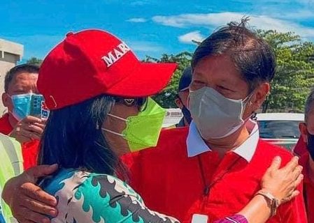 RoSa’s Beng Climaco wears green mask, red cap as Marcos leaves Zamboanga
