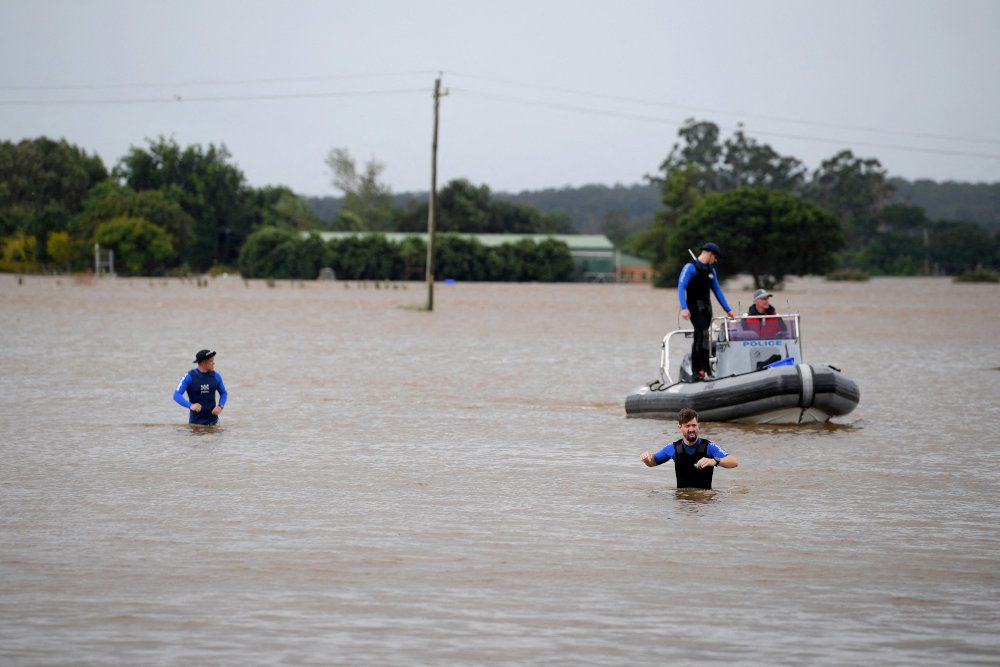 Sydney hit by torrential rains as flood warnings stretch across Australia’s east coast