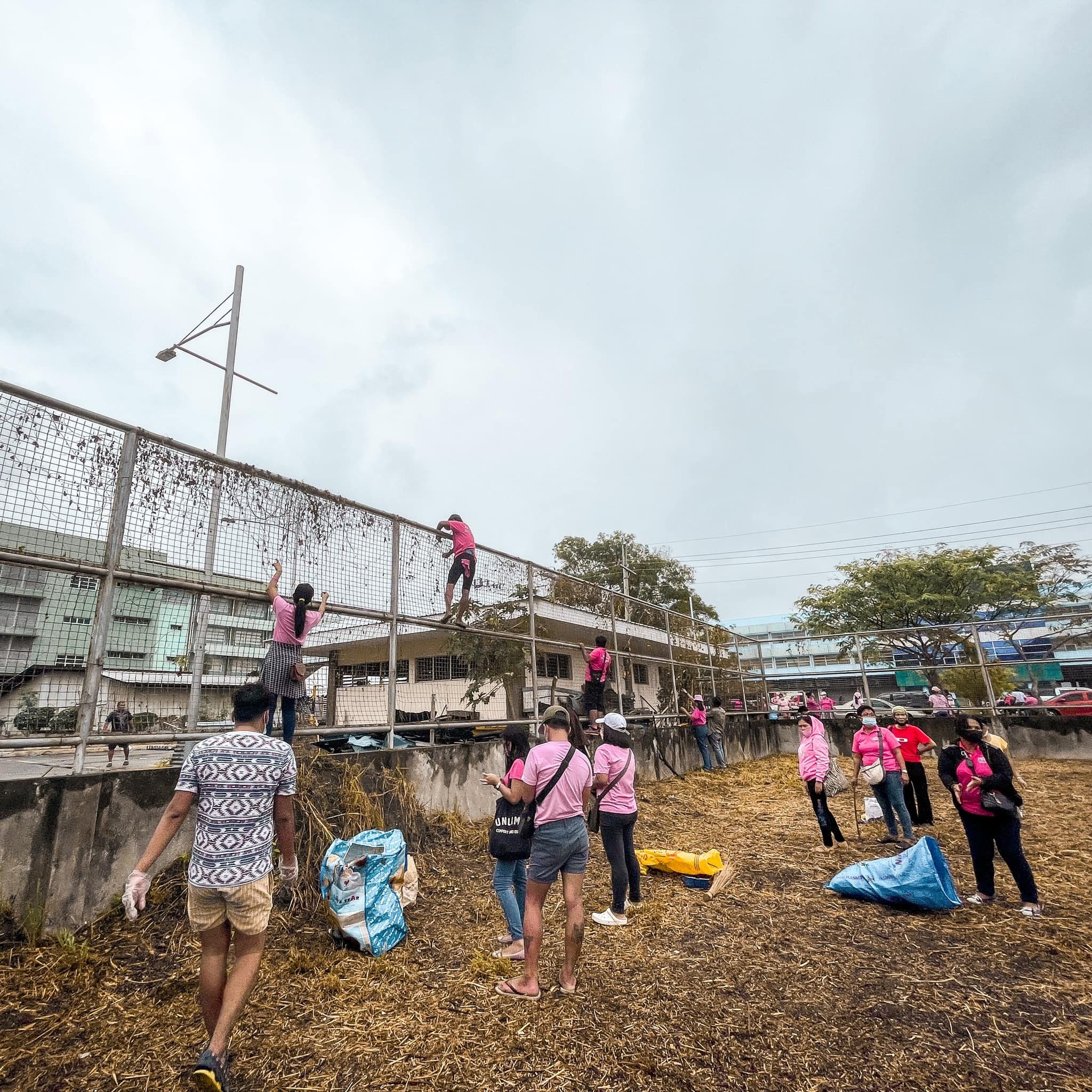 Negros Occidental Kakampinks join clean-up, art brigades for March 11