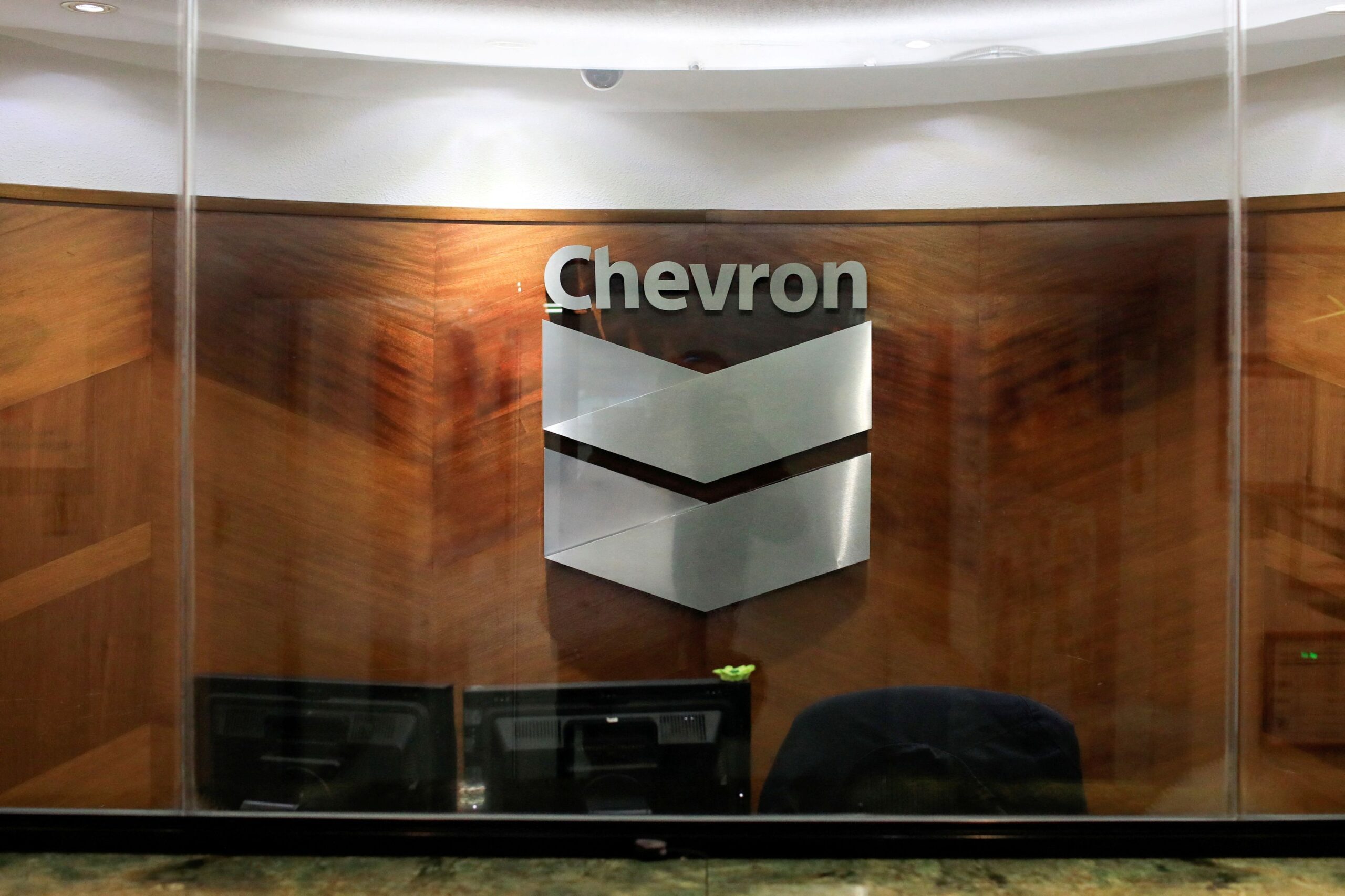 Chevron se prepara para comercializar petróleo venezolano si EE.UU. alivia sanciones: fuentes
