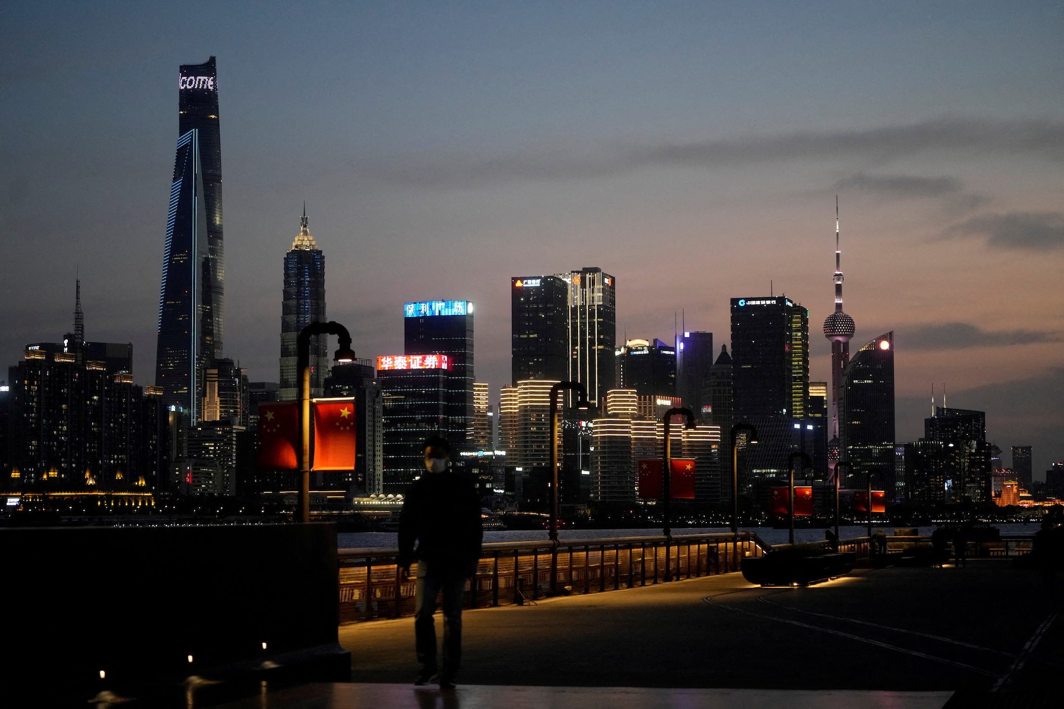 In China’s Wall Street, bankers and traders sleep in offices to beat Shanghai COVID-19 lockdown