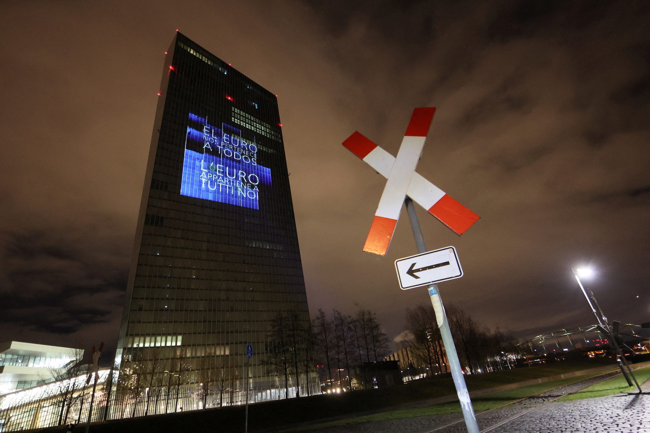 Evropská centrální banka žádá banky, aby sledovaly všechny ruské zákazníky při rozšiřování sankční sítě