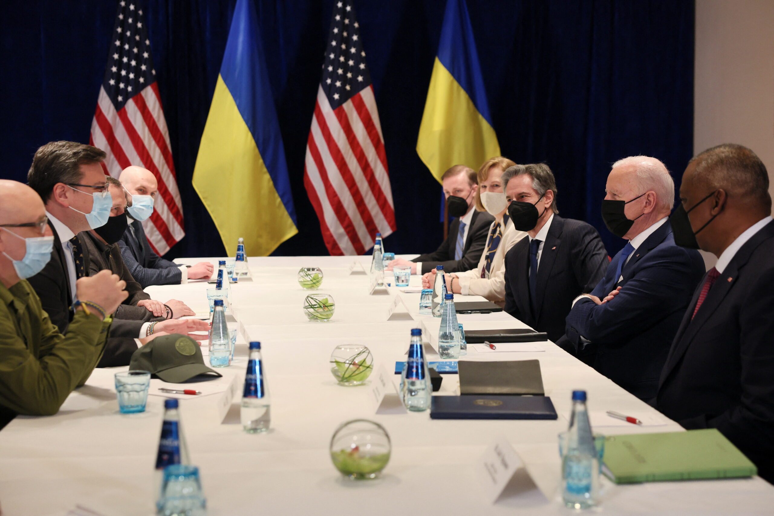 Biden meets top Ukrainian officials in Poland