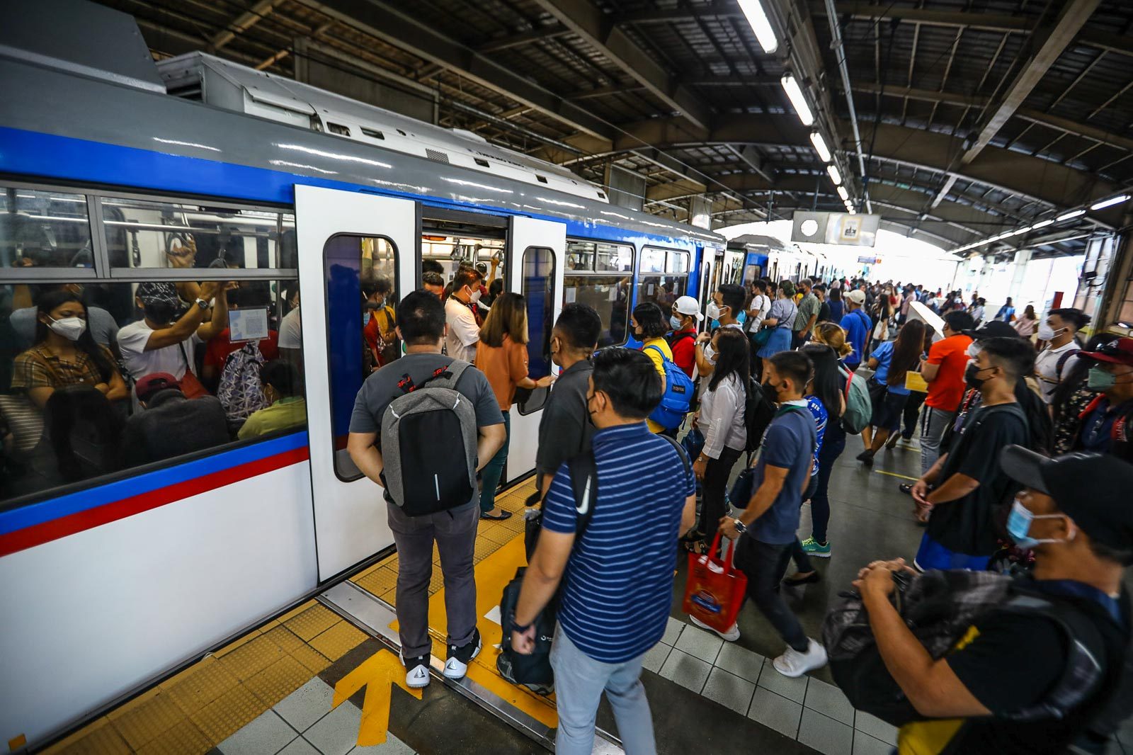 Foreign student passenger throws cup of taho at MRT security