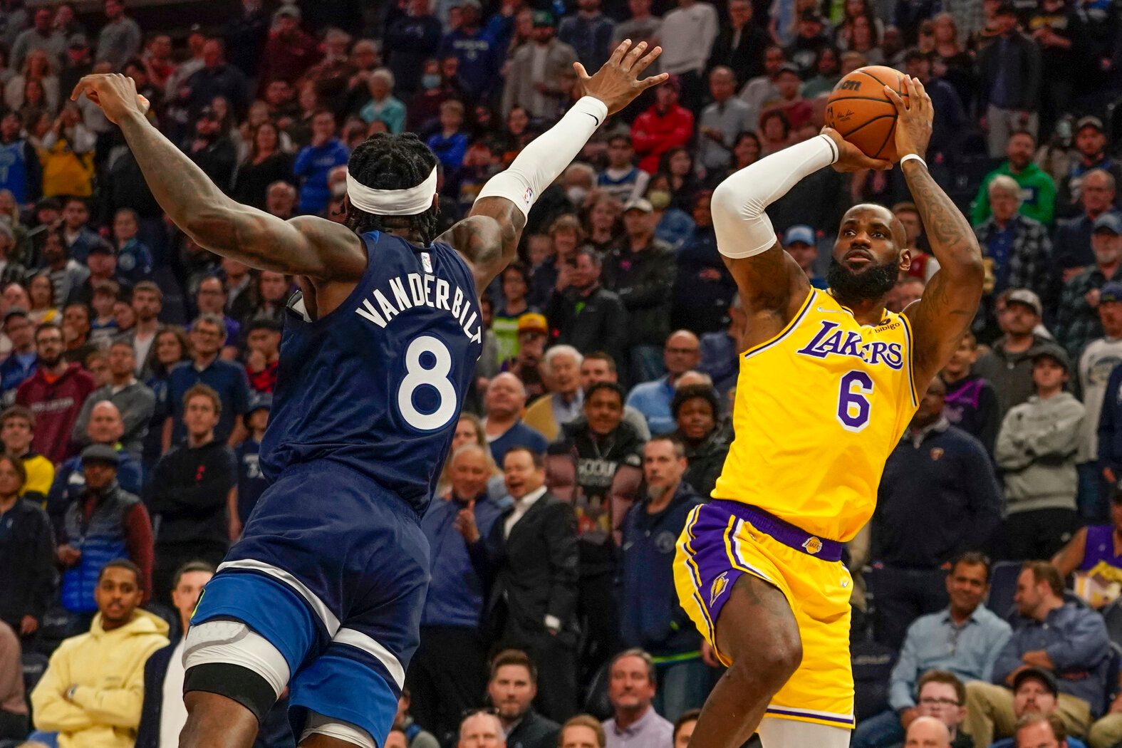 Wolves cruise past Lakers for 3rd straight win