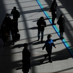 US tells agencies they can ease federal employee mask rules