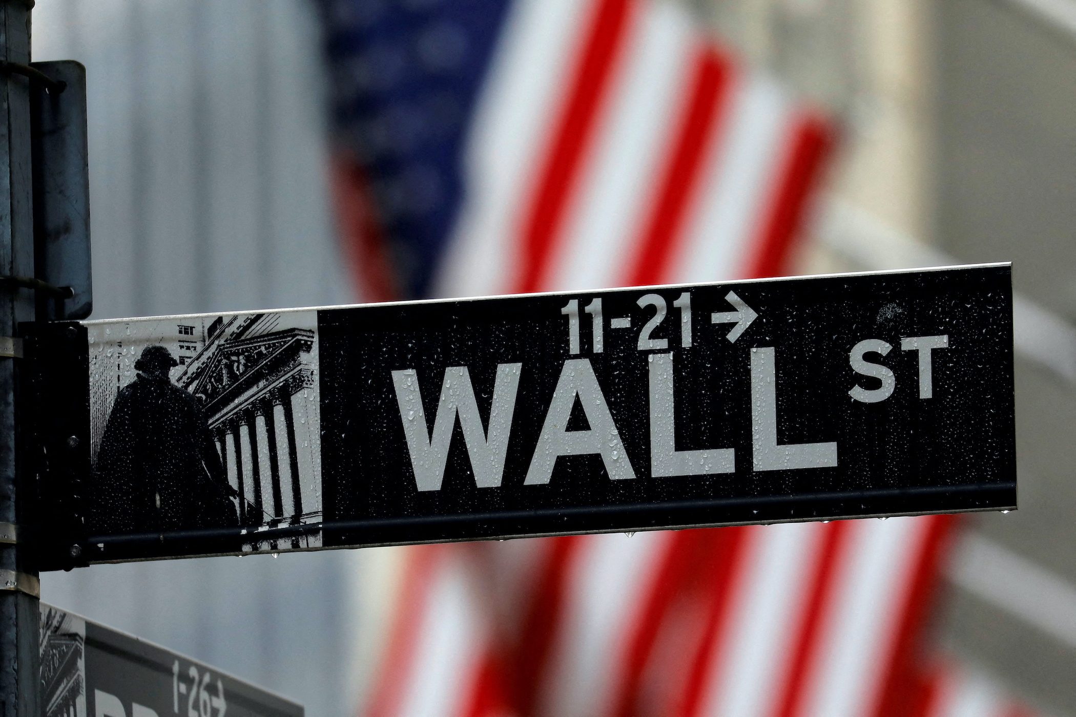Wall Street hands out biggest bonuses since 2006