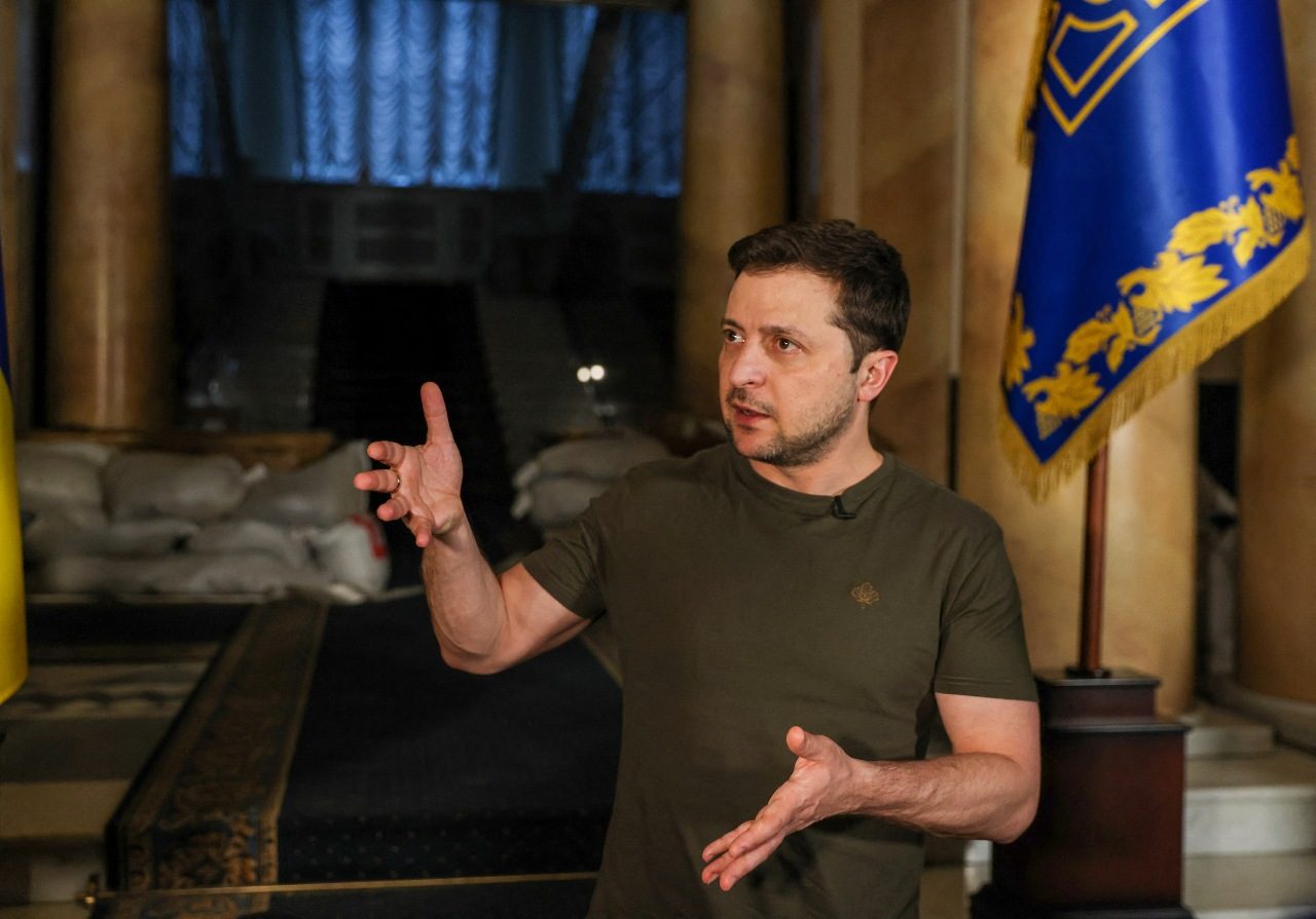 Sandbags and soldiers as Ukraine leader gives interview under siege
