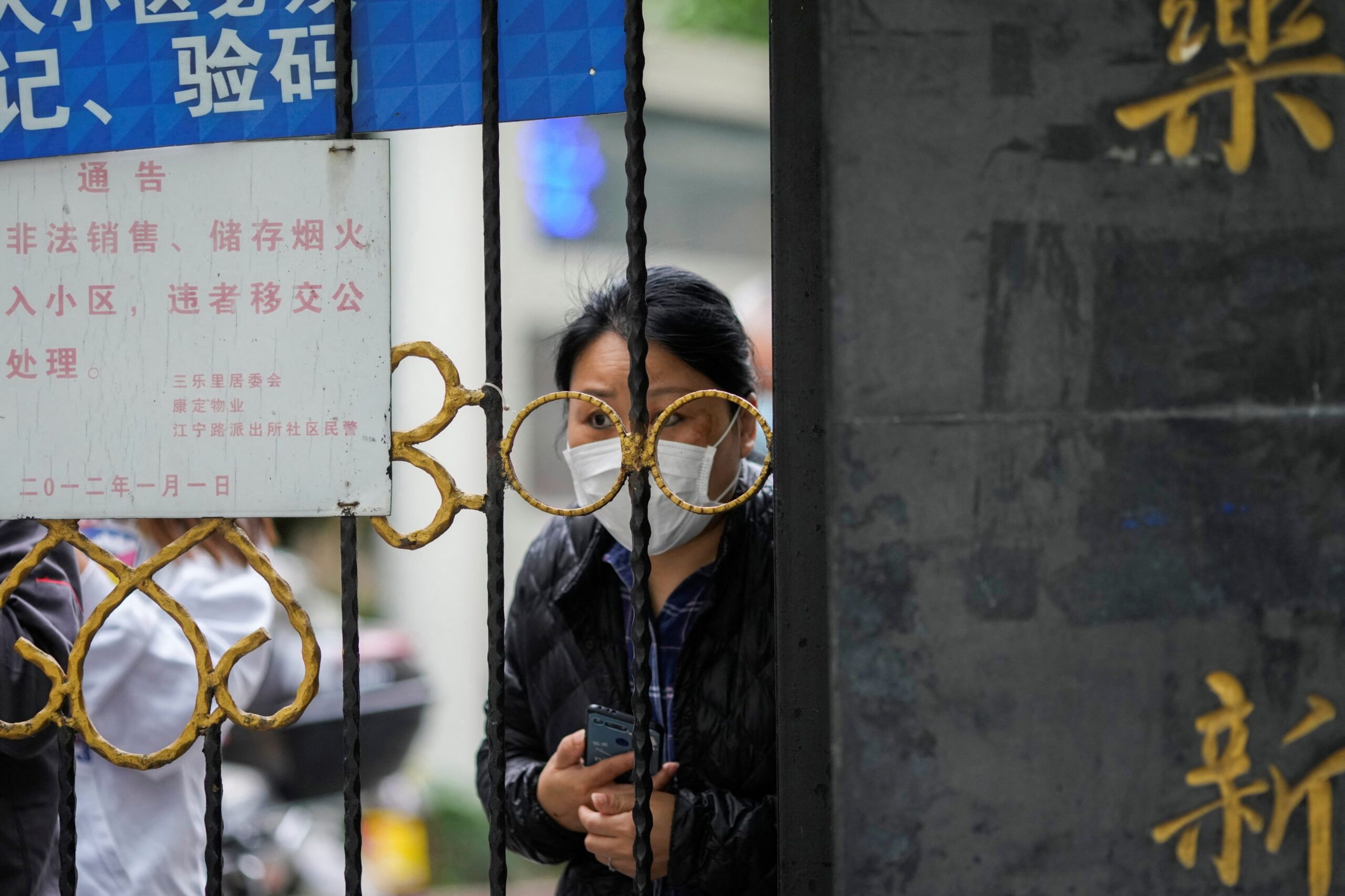 Shanghai warns COVID-19 lockdown violators will be punished as cases hit 25,000