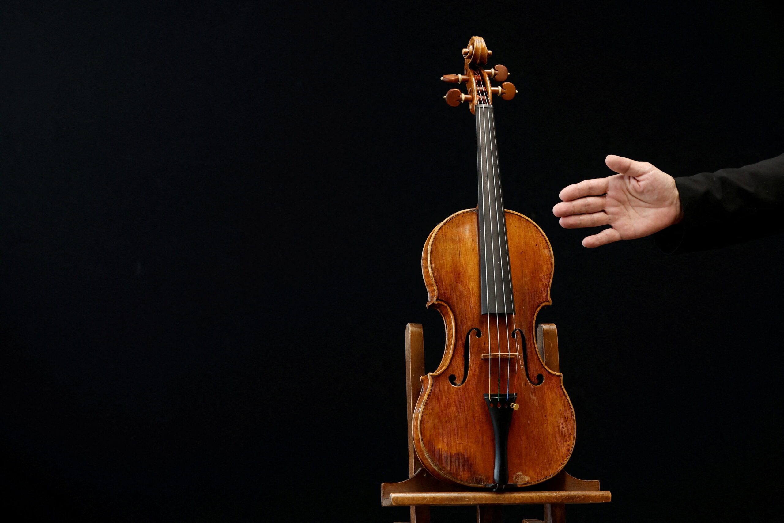 A ‘da Vinci of violins’ goes up for auction in France