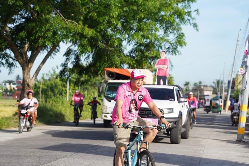 Bicol politicos carry effigy, roam on bikes in homestretch push for Leni