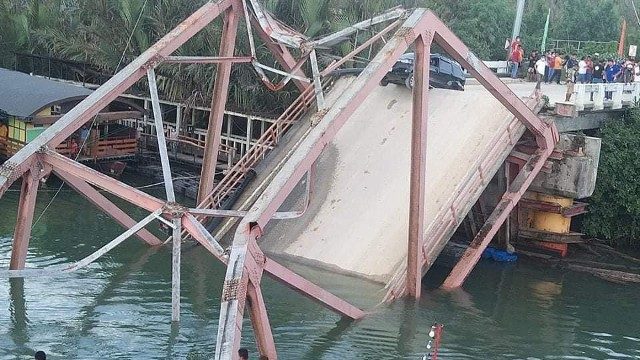 Several vehicles fall into Loboc river after Bohol town bridge collapses