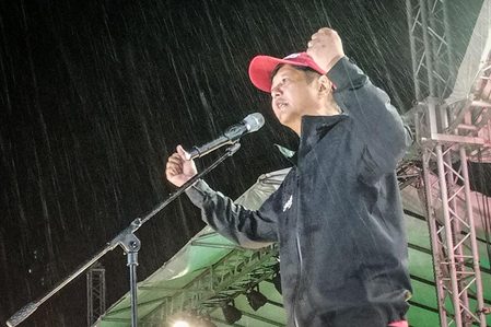 Rain, mud fail to stop huge crowd of Marcos loyalists in Tacloban grand rally