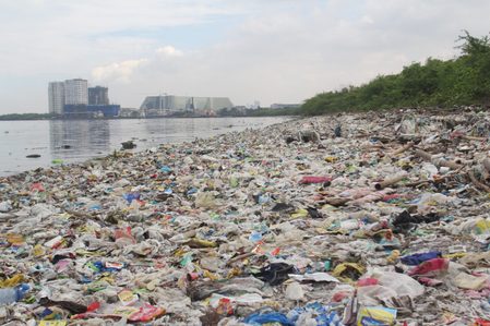 Pendayung solo global: Filipina menangkap sampah plastik negara lain