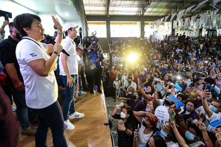 Isko Moreno’s wife, actor son bring smiles to Cebu rally