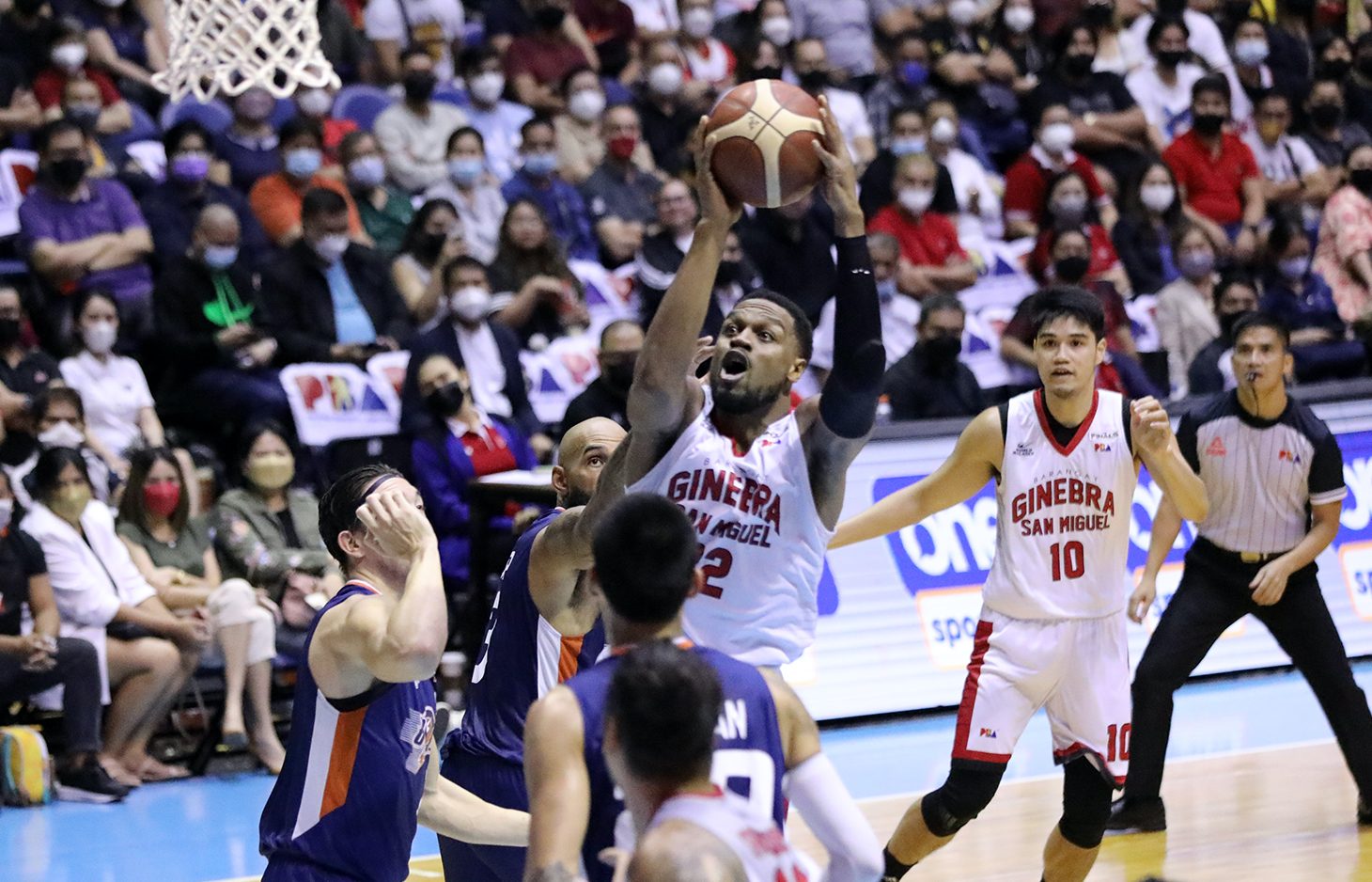 Brownlee, Thompson connive as Ginebra trumps Meralco to tie PBA finals at 2-2
