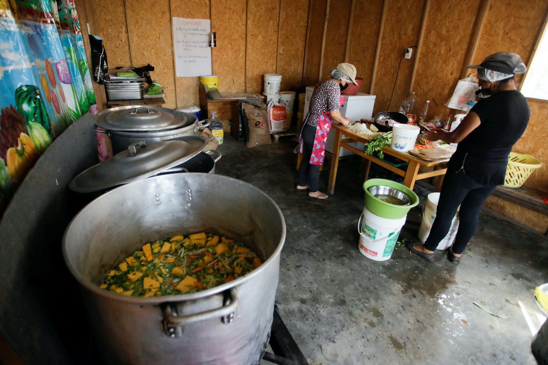 Di daerah kumuh Peru, ayam tidak lagi menjadi menu karena dapur umum sedang berjuang melawan inflasi