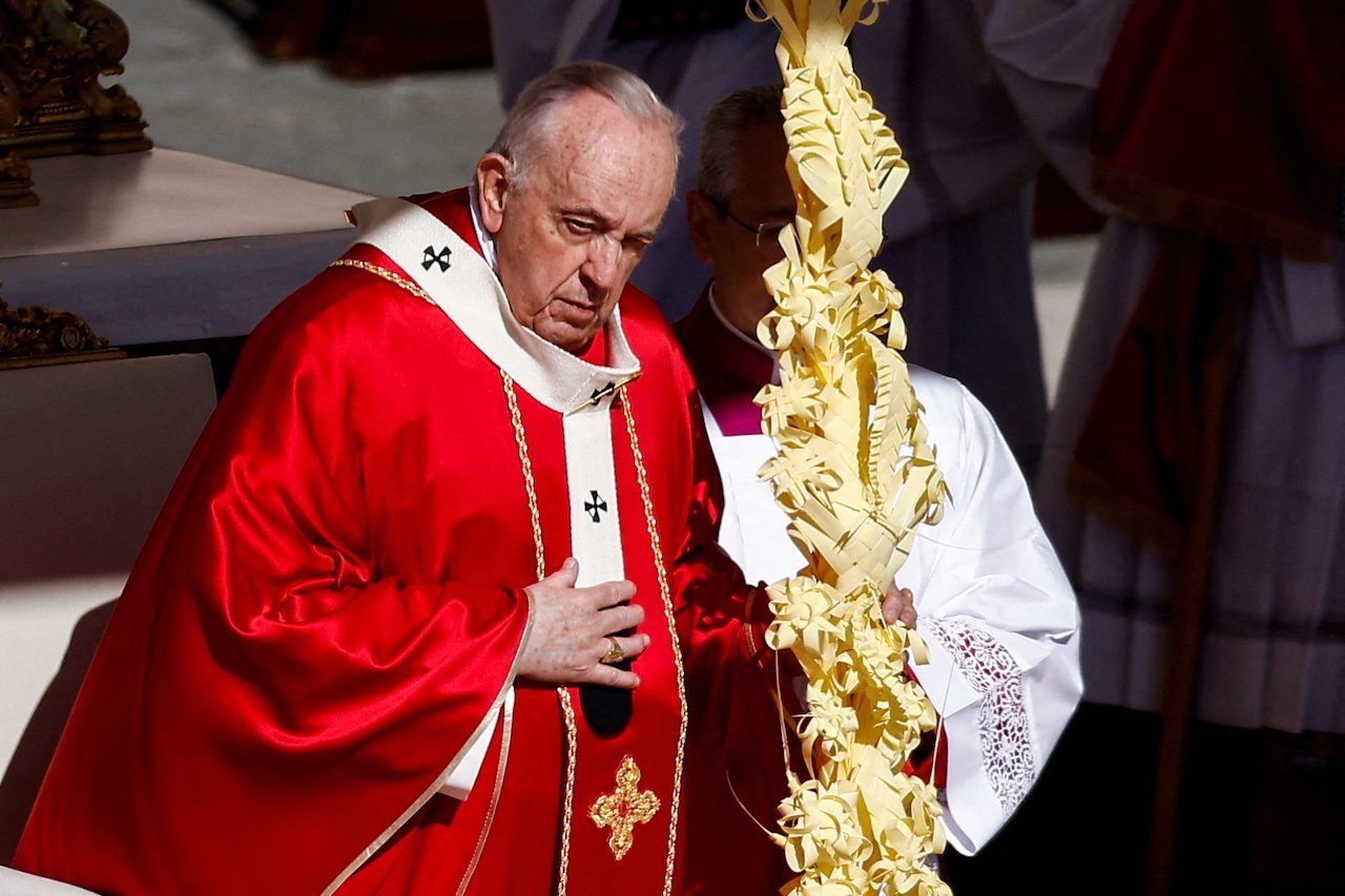 On Palm Sunday, Pope Francis calls for Easter truce in Ukraine