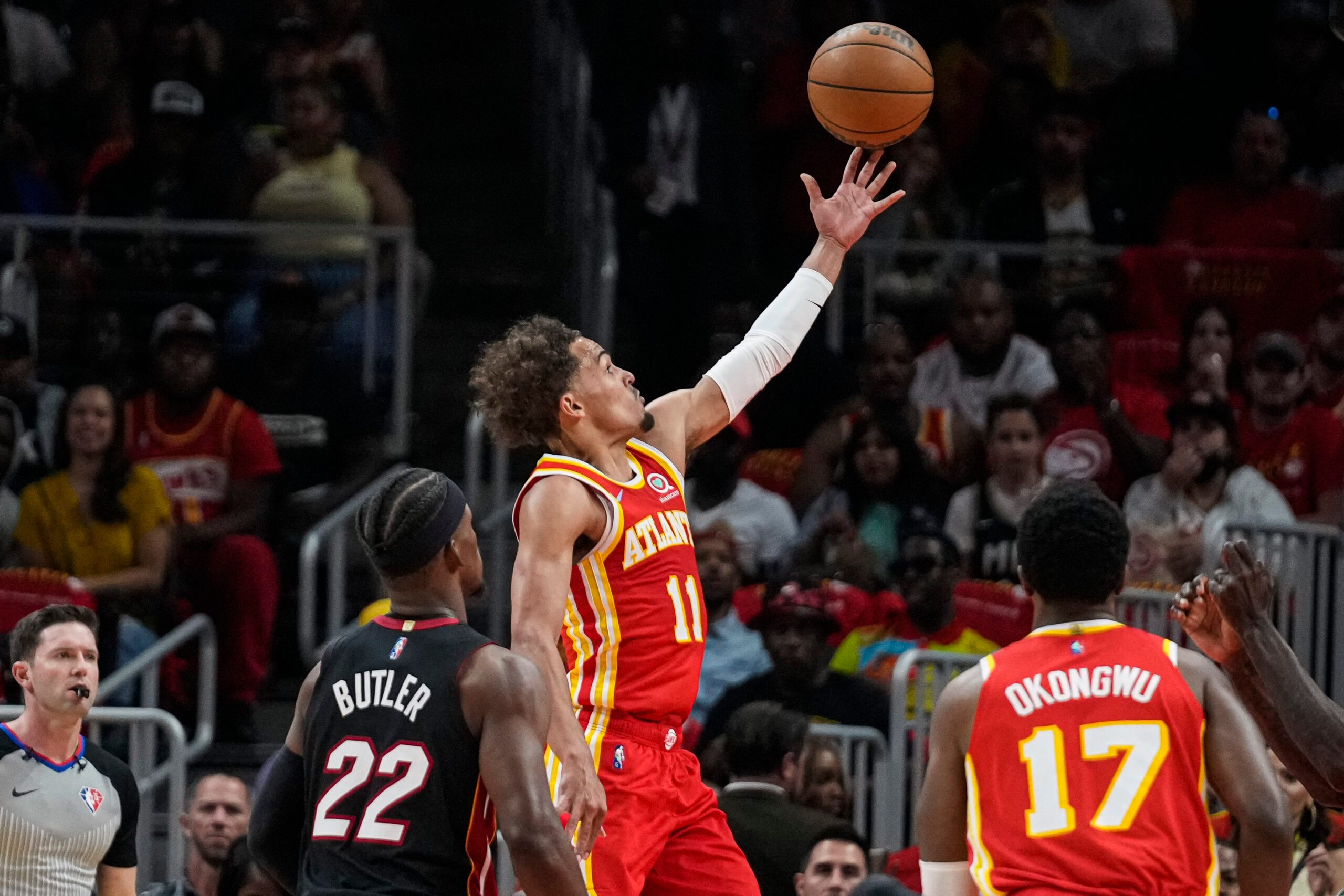 Trae Young’s late basket lifts Hawks over Heat