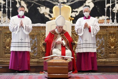 Pope cancels day’s activities due to flare up of knee pain -Vatican