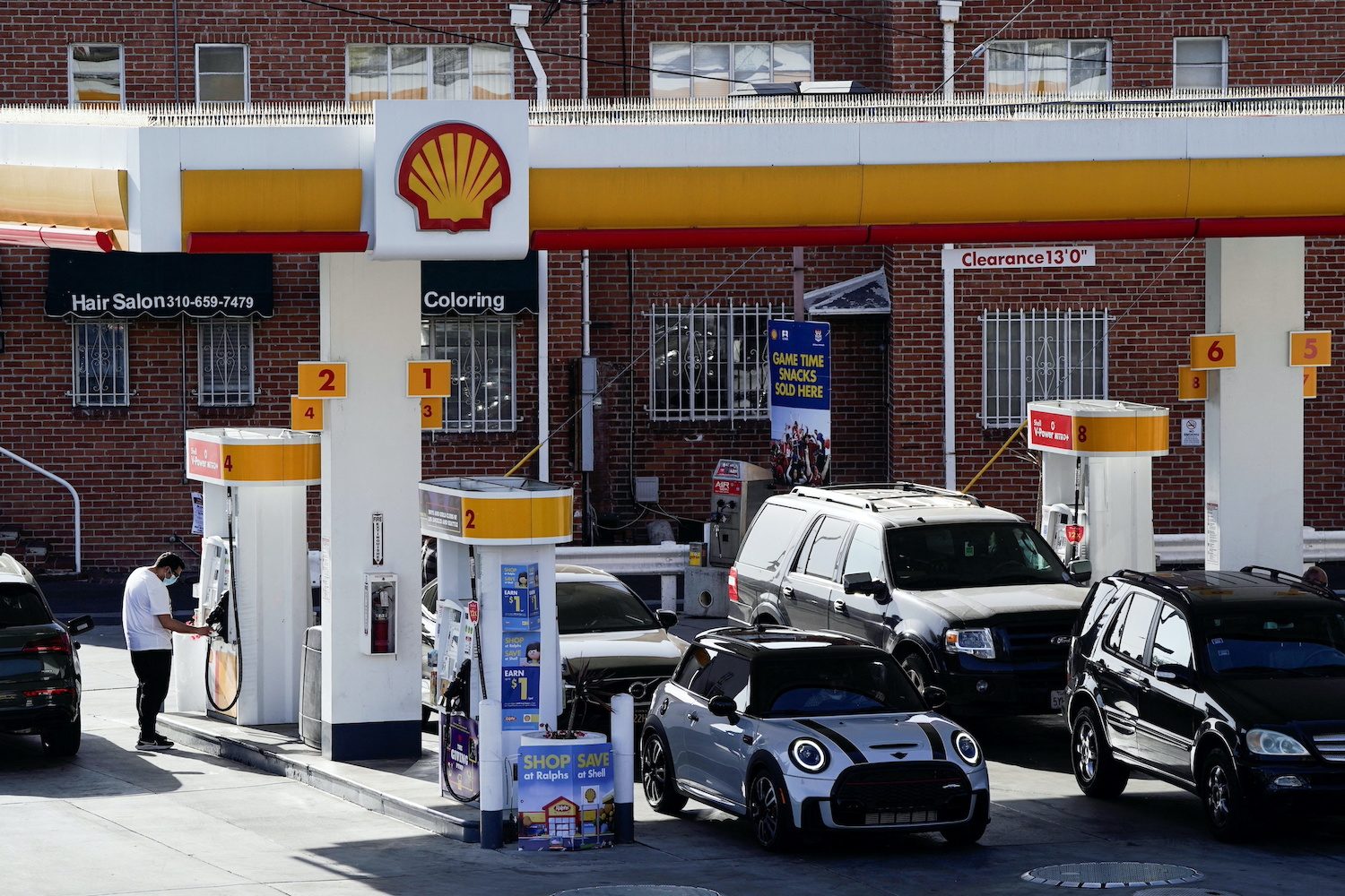 Higher gasoline prices flatter US retail sales; consumers remain resilient