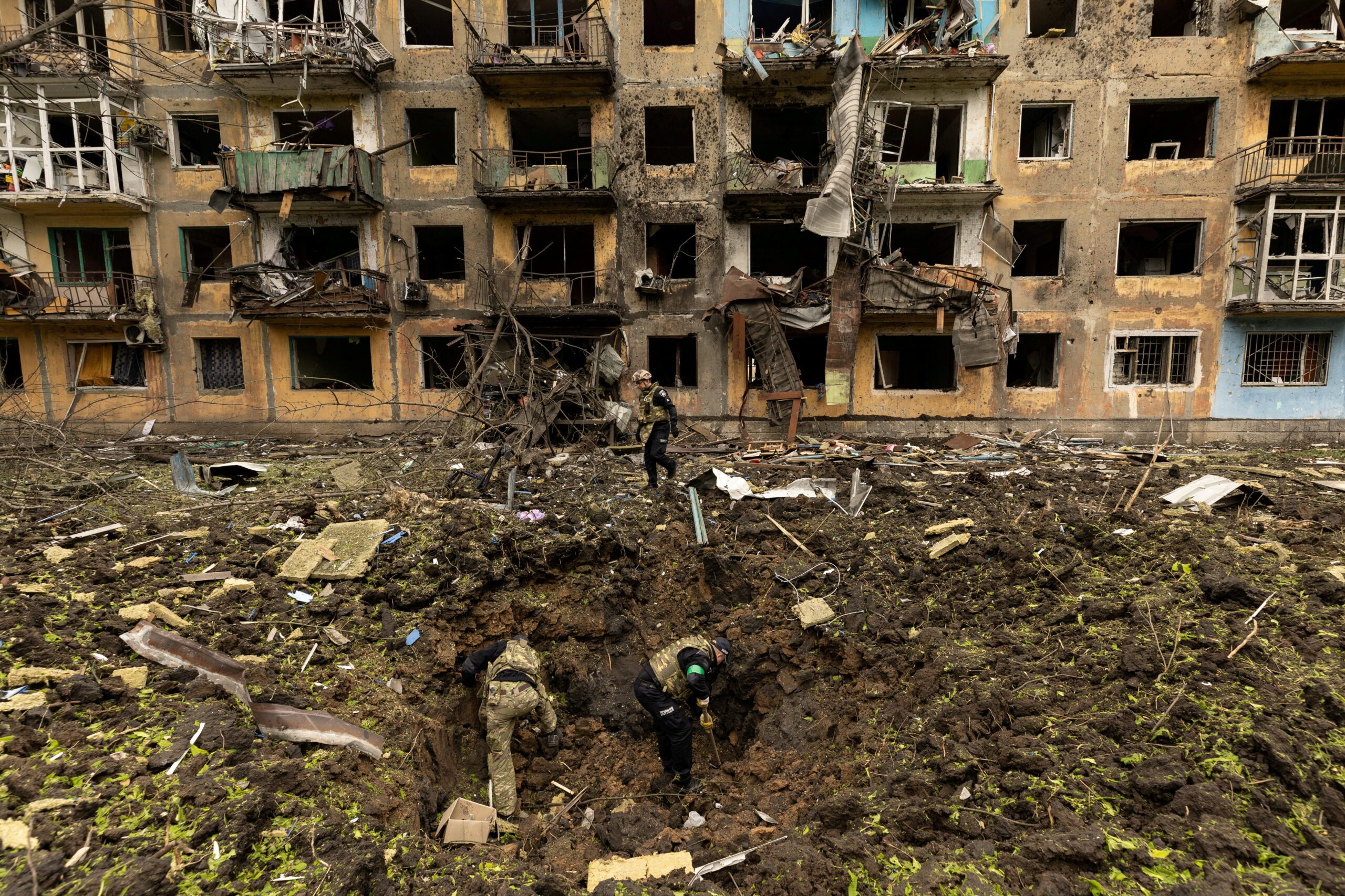 US Speaker Pelosi visits Kyiv; some civilians escape bombed-out Mariupol