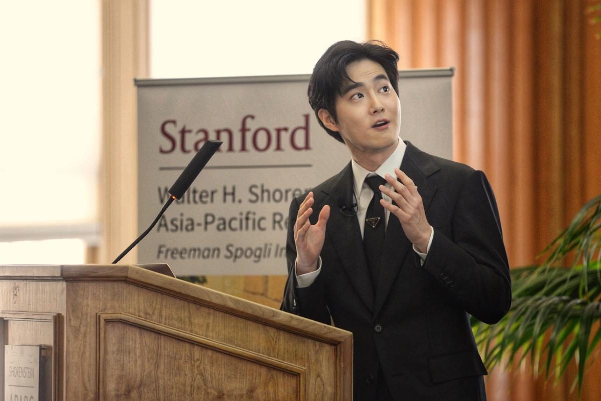 «Hallyu no tiene límites»: Suho de EXO da un discurso en la Universidad de Stanford
