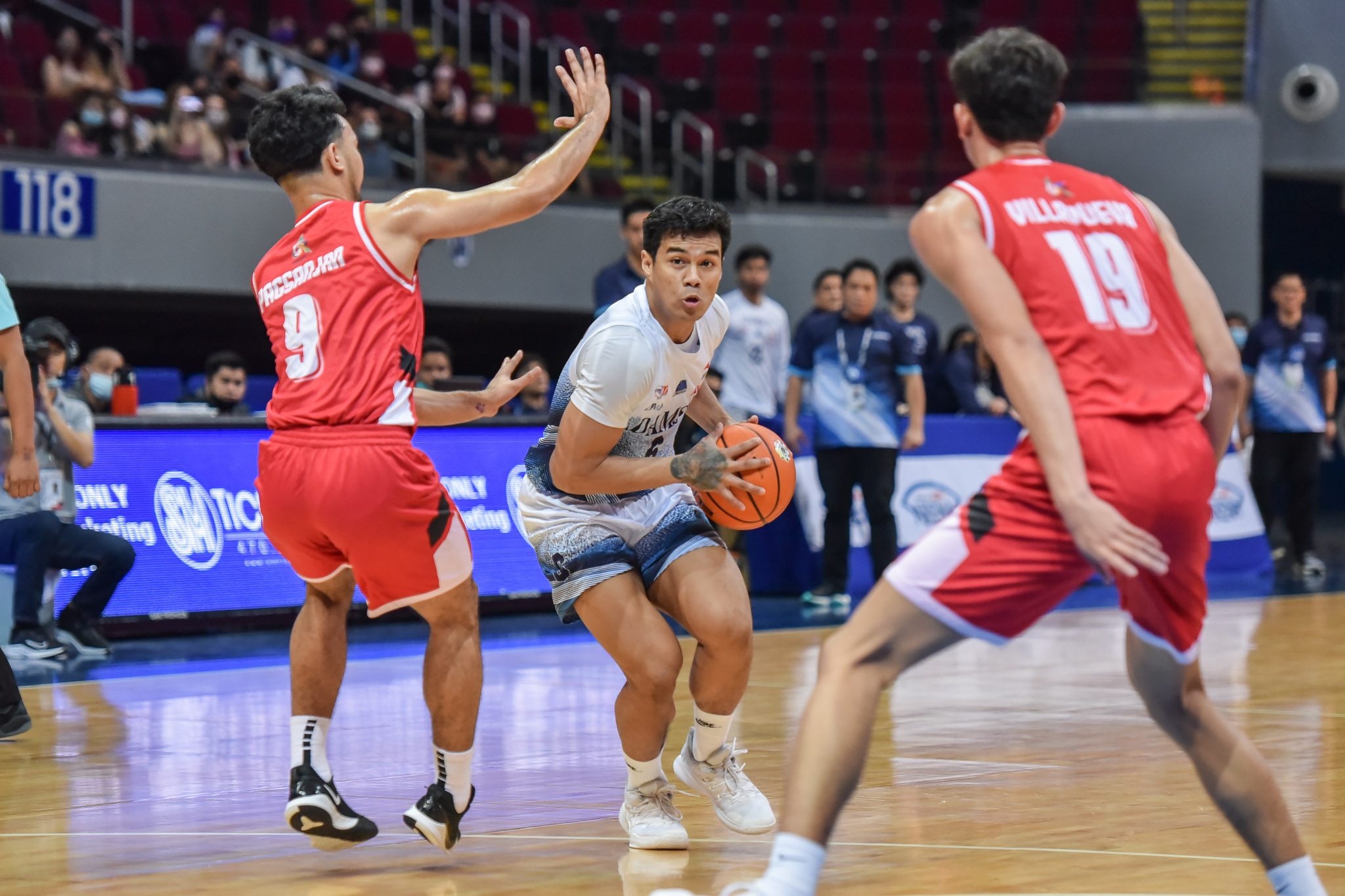 Adamson holds off UE, plays waiting game