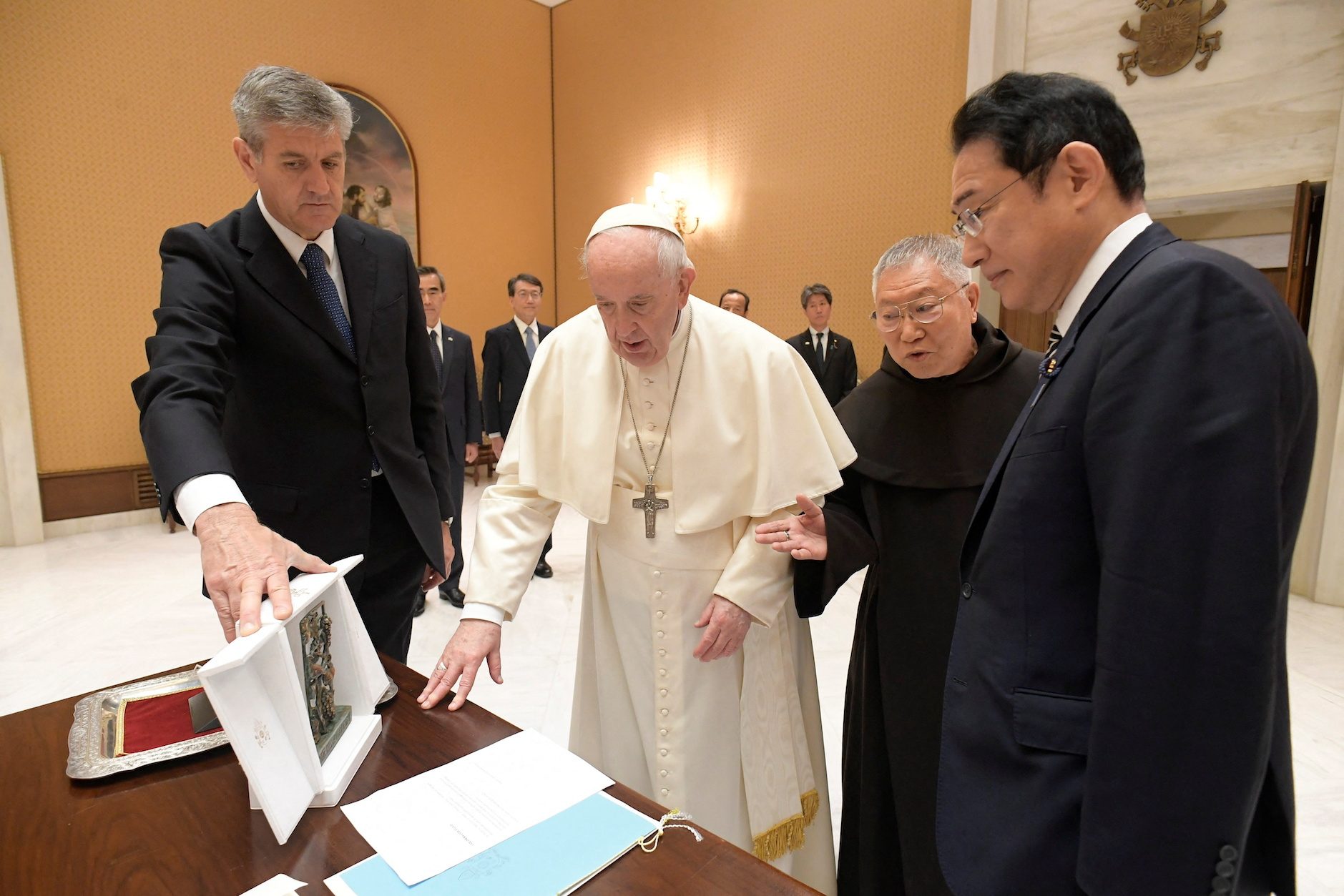 Pope, Japan prime minister, discuss hopes for nuclear-free world