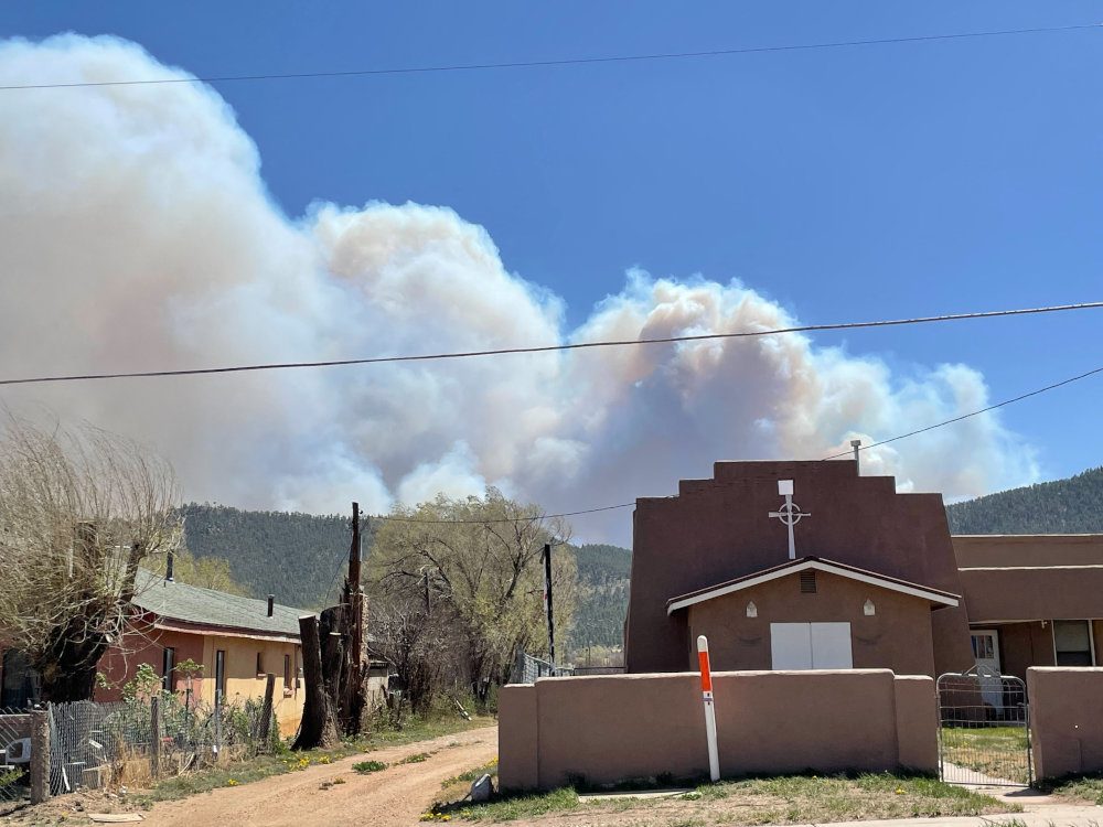 Thousands refuse to evacuate largest US wildfire in New Mexico