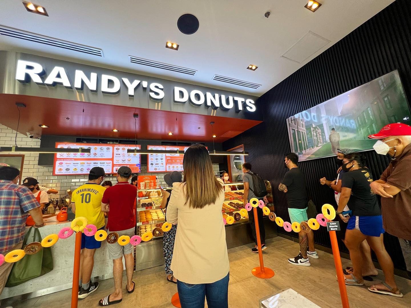Randy’s Donuts in BGC to temporarily stop operations