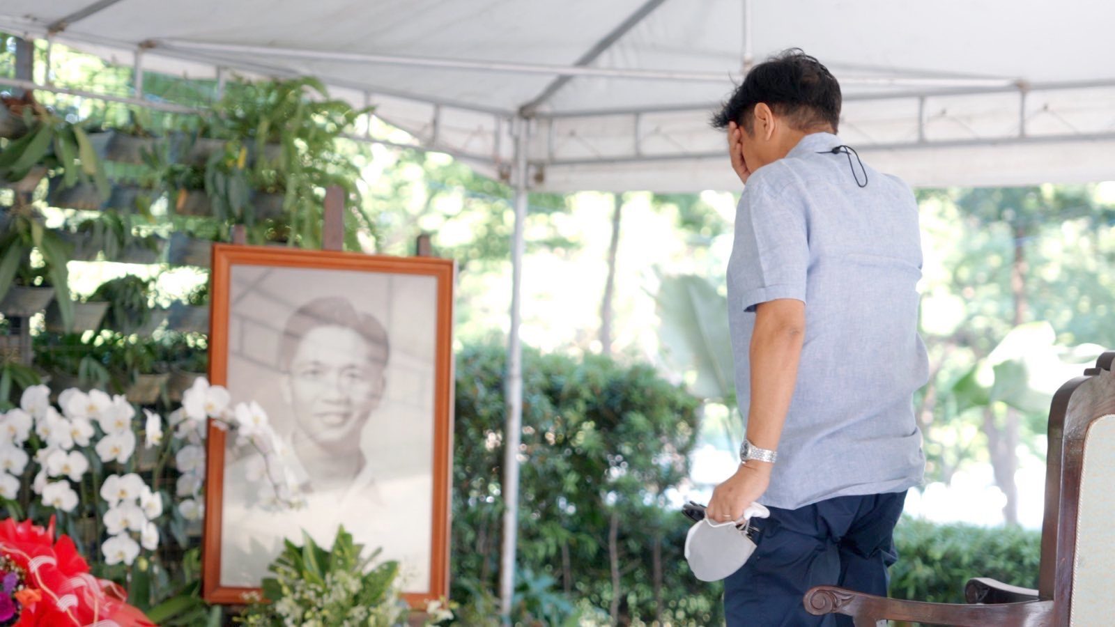 Marcos Jr. visits grave of father, his ‘inspiration’