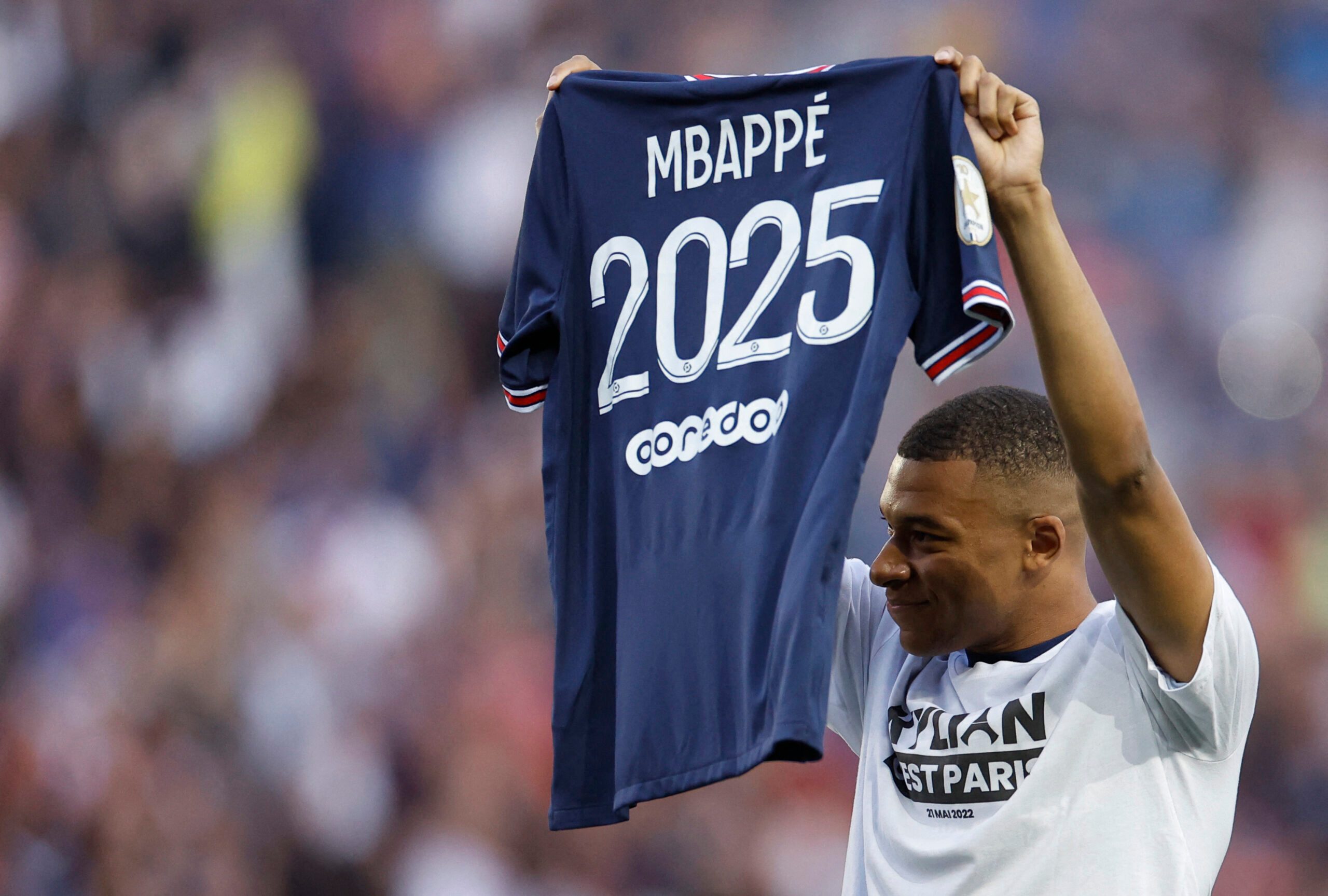 Crowd erupts as Kylian Mbappe extends PSG contract until 2025