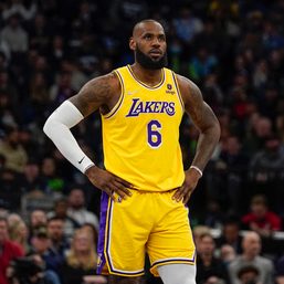 LeBron plans to stay with struggling Lakers