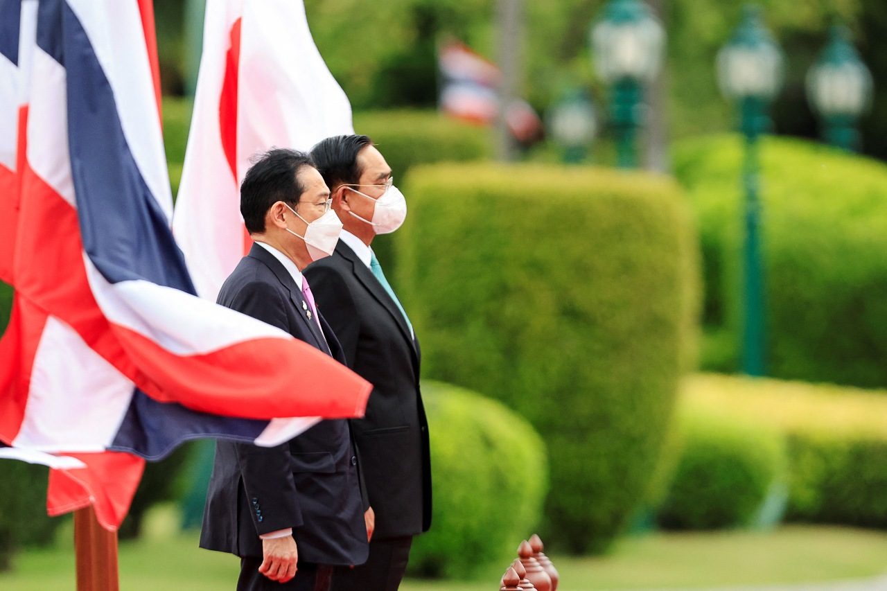 Japan PM agrees defense deal with Thailand