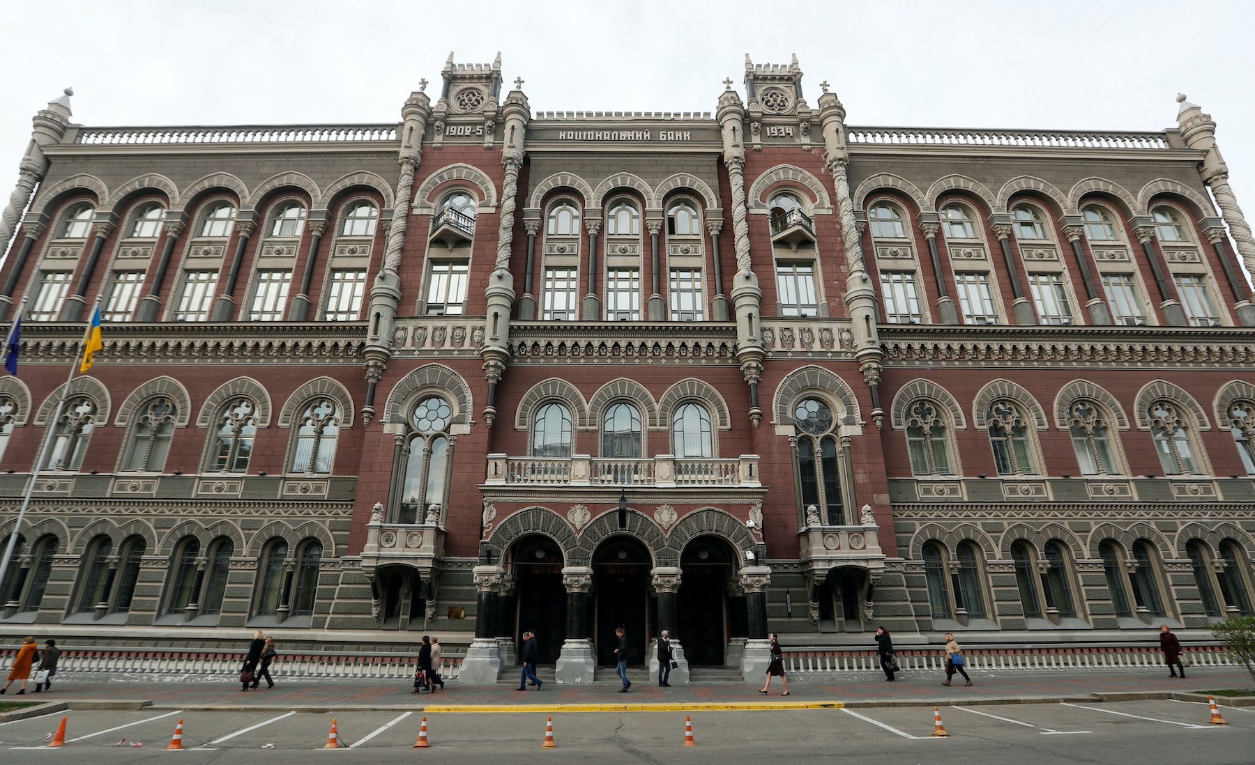 Ukraine’s banking sector increases losses as war rages