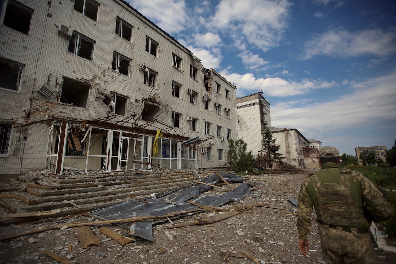 Ukrainan defenders hold out in Donbas city under heavy fire